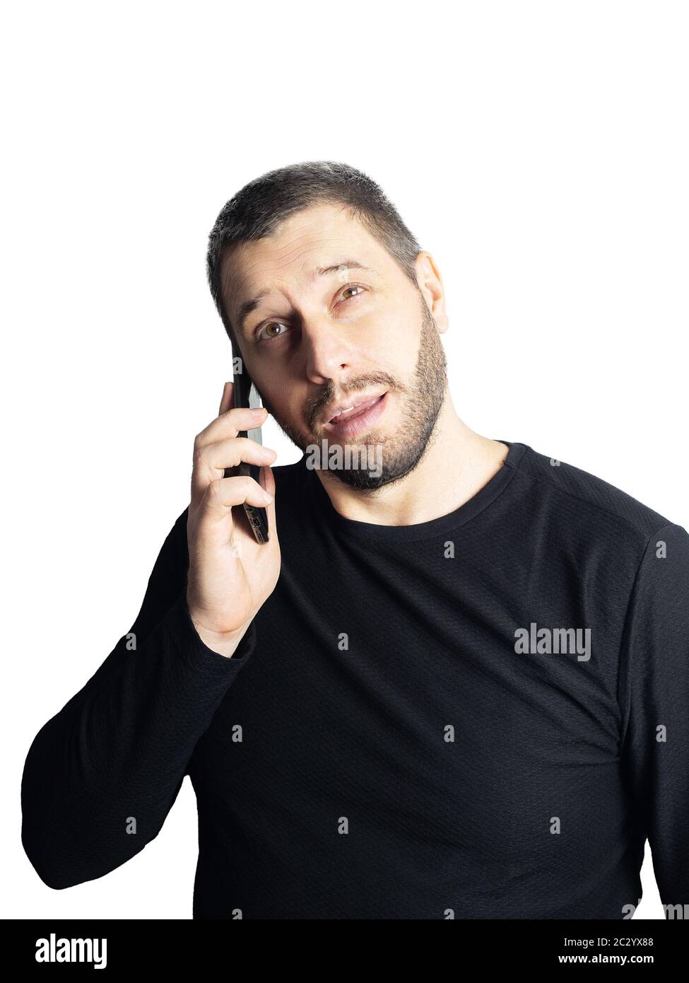 Hübscher Mann mit einem Bart, der auf weißem Hintergrund am Telefon spricht Stockfoto