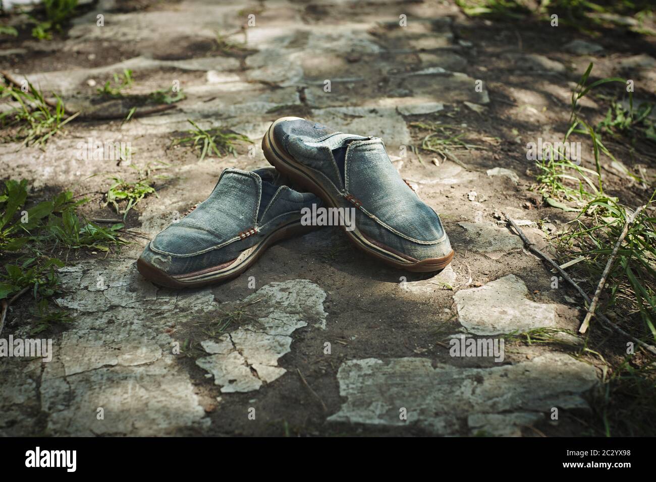 Alte Schuhe. Retro Hintergrund. Schmutzige Schuhe. Hochwertige Fotos Stockfoto