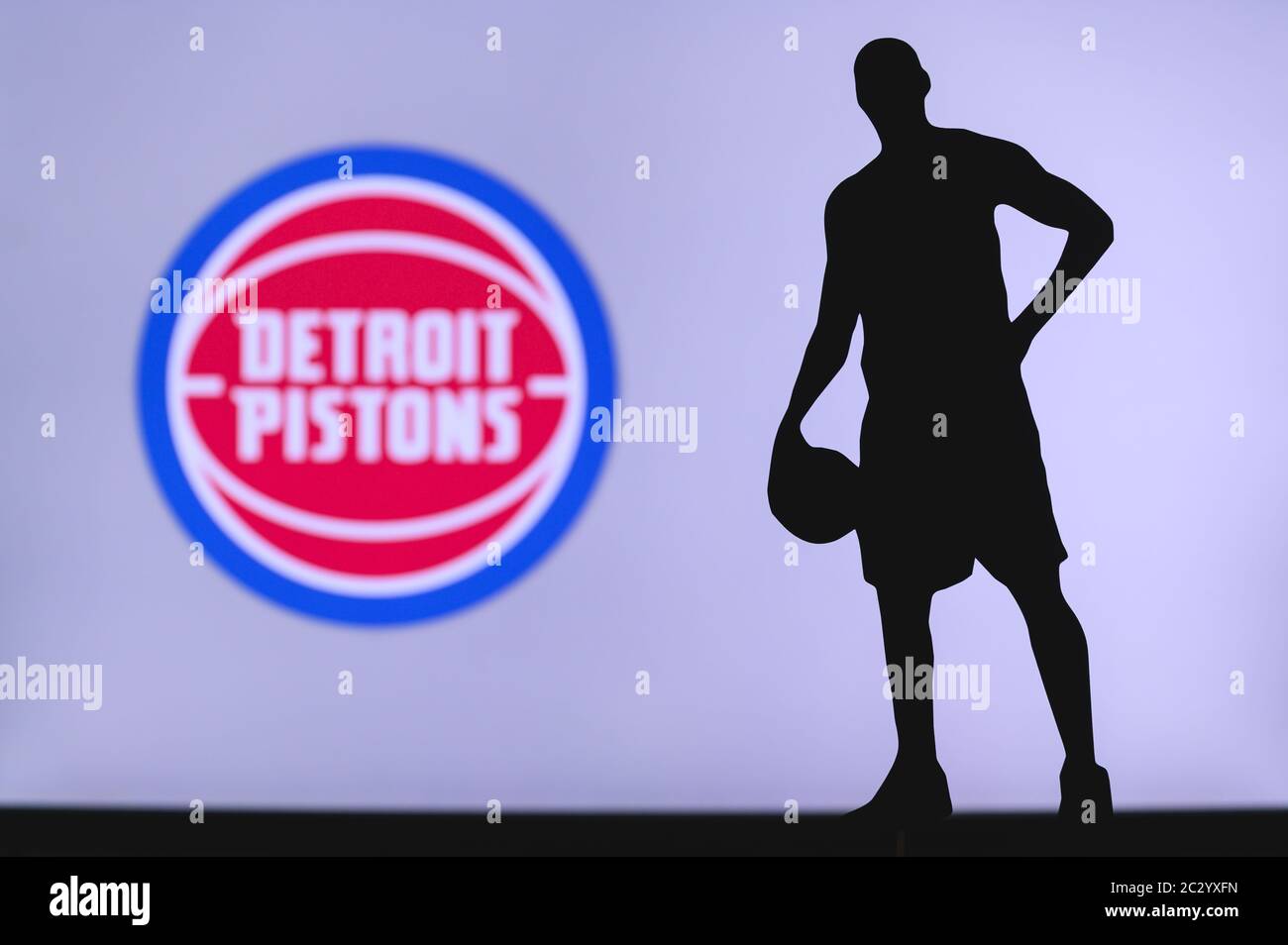 NEW YORK, USA, 18. JUN 2020: Detroit Pistons Logo des professionellen Basketballclubs in der amerikanischen Liga. Silhouette des Basket-Spielers im Vordergrund. Sport Stockfoto