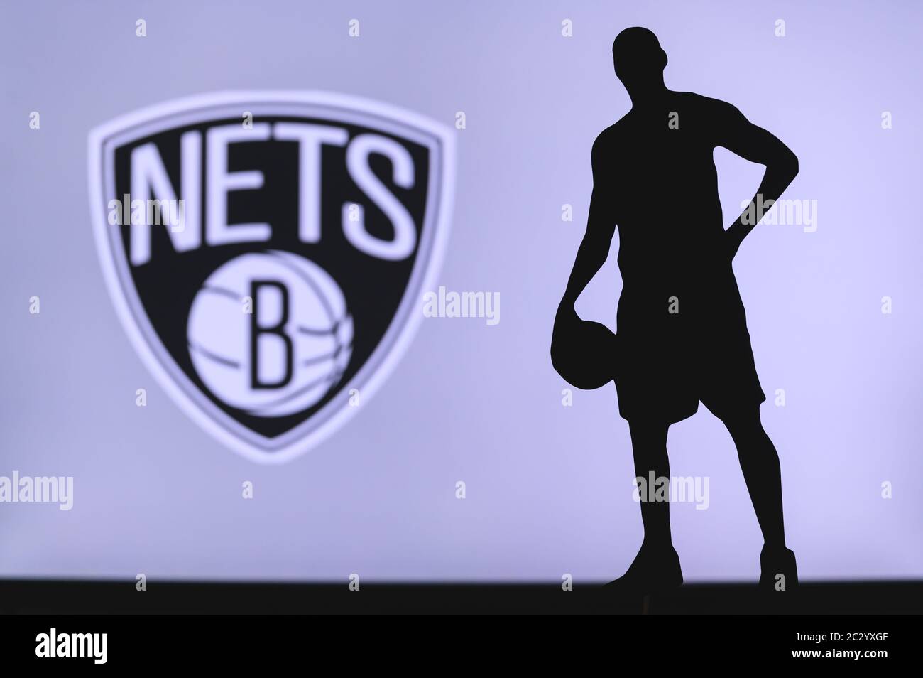 NEW YORK, USA, 18. JUN 2020: Brooklyn Nets Logo des professionellen Basketballclubs in der amerikanischen Liga. Silhouette des Basket-Spielers im Vordergrund. Sport c Stockfoto