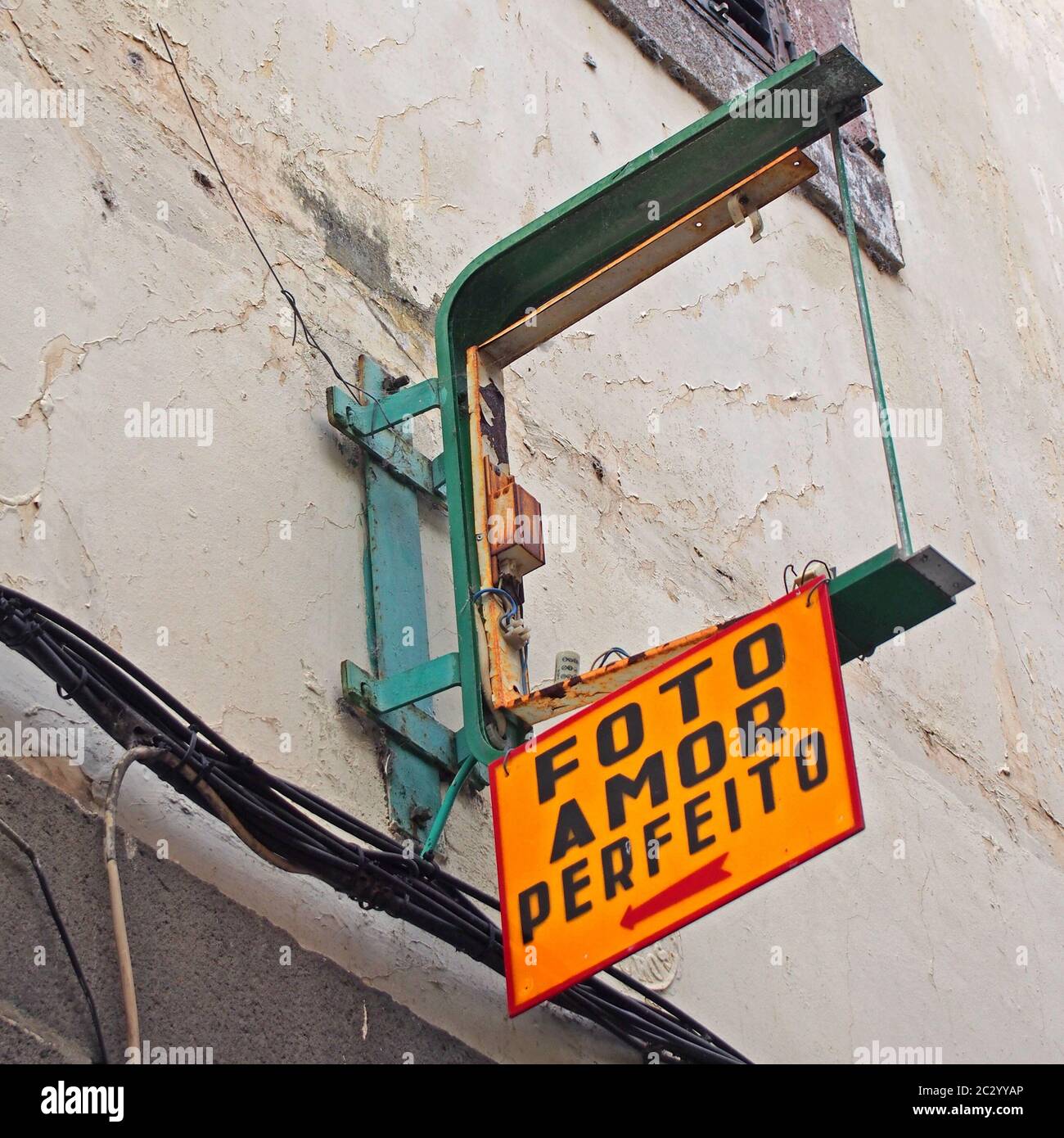 Ein gebrochenes gelbes Schild über einem verlassenen und verlassenen Fotogeschäft in madeira portugal das Schild liest sich in englisch, Bild per Stockfoto