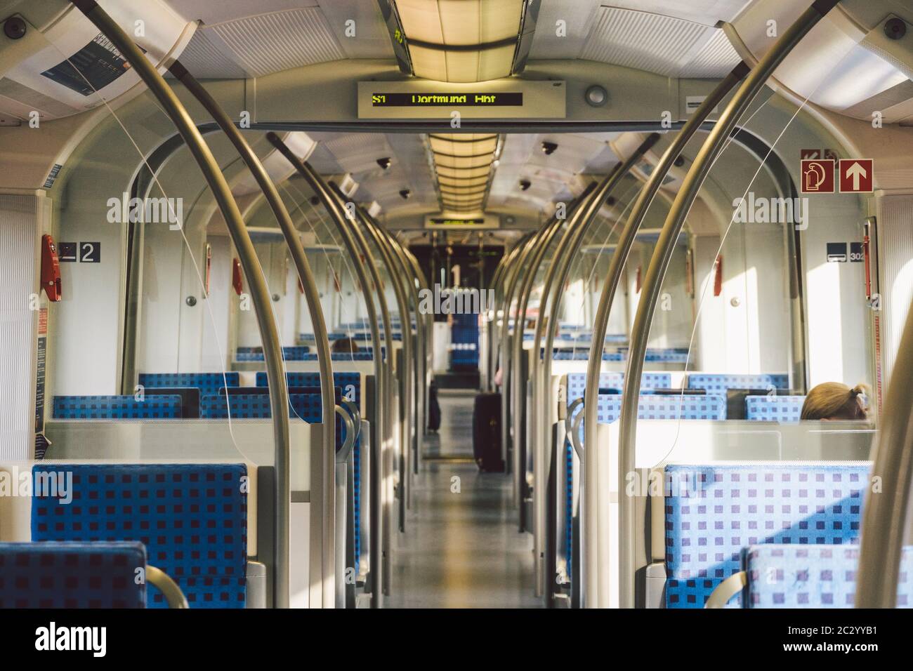 Im Wagenzug Deutschland, Düsseldorf. Leerer Innenraum des Zuges. Innenansicht des Korridors im Inneren der Personenzüge mit blauem fa Stockfoto