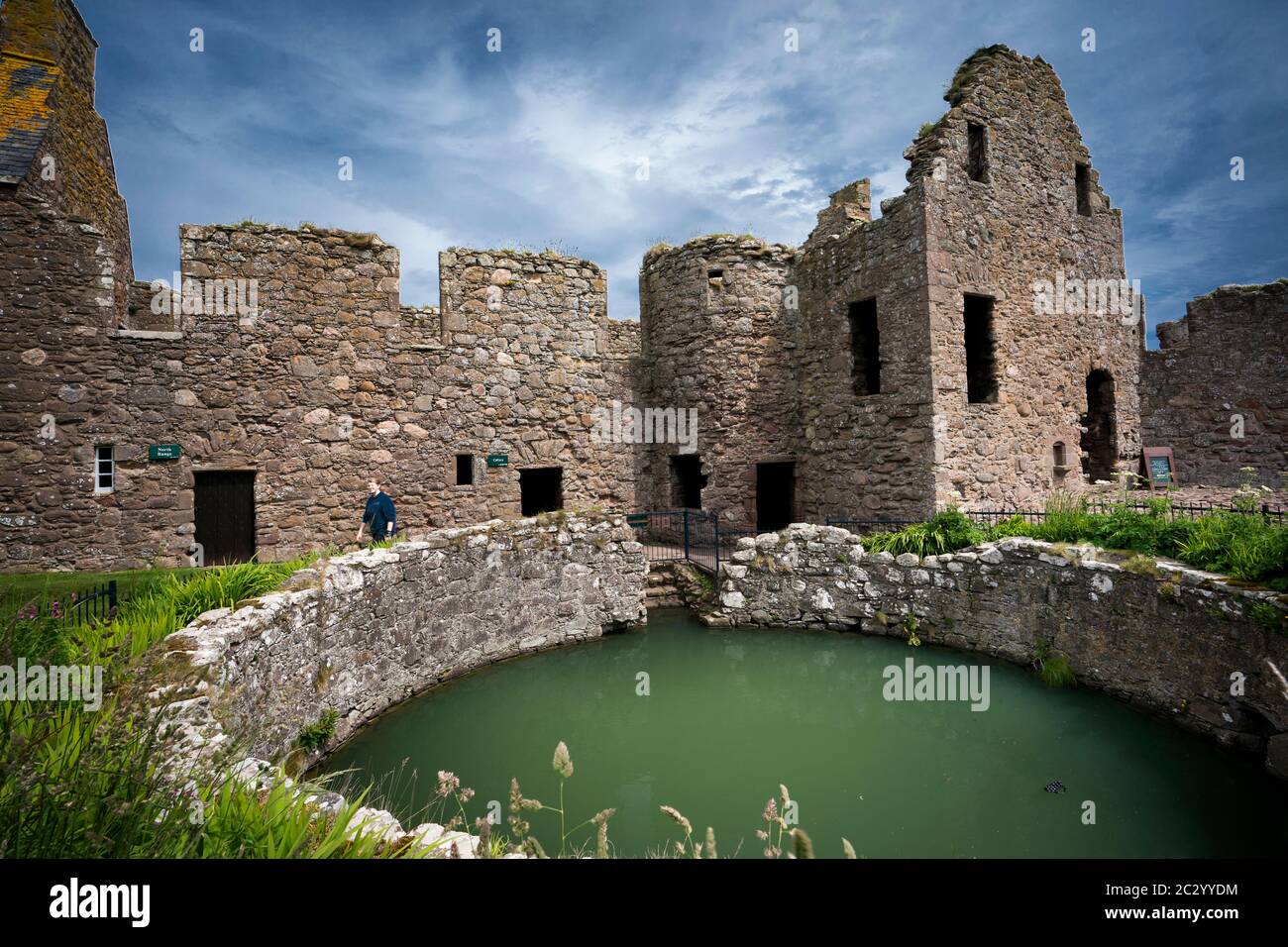 Kreisförmiger Wasserspeicher für Dunnottar Castle, Stonehaven, Schottland, Großbritannien, Europa Stockfoto