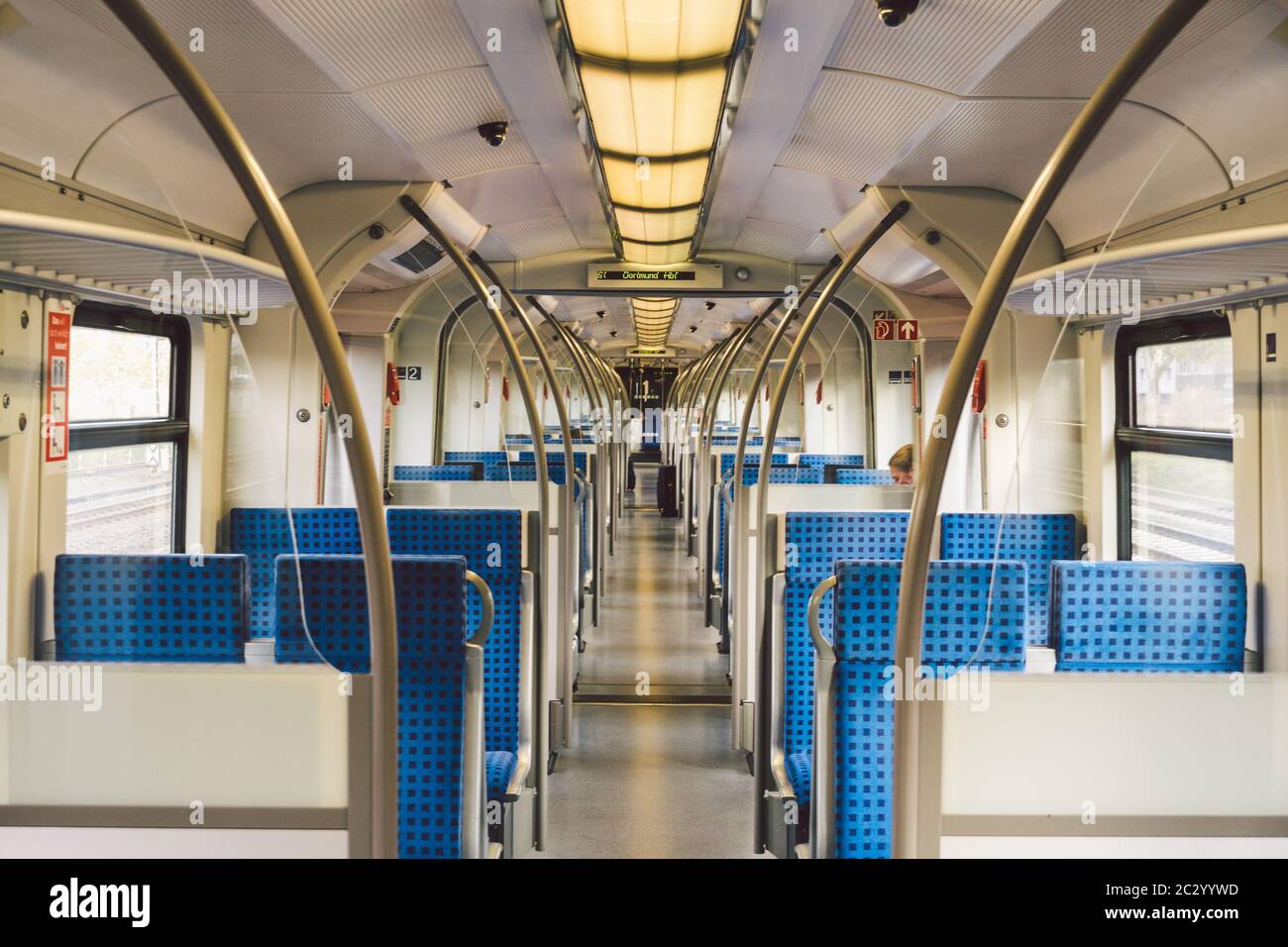 Im Wagenzug Deutschland, Düsseldorf. Leerer Innenraum des Zuges. Innenansicht des Korridors im Inneren der Personenzüge mit blauem fa Stockfoto