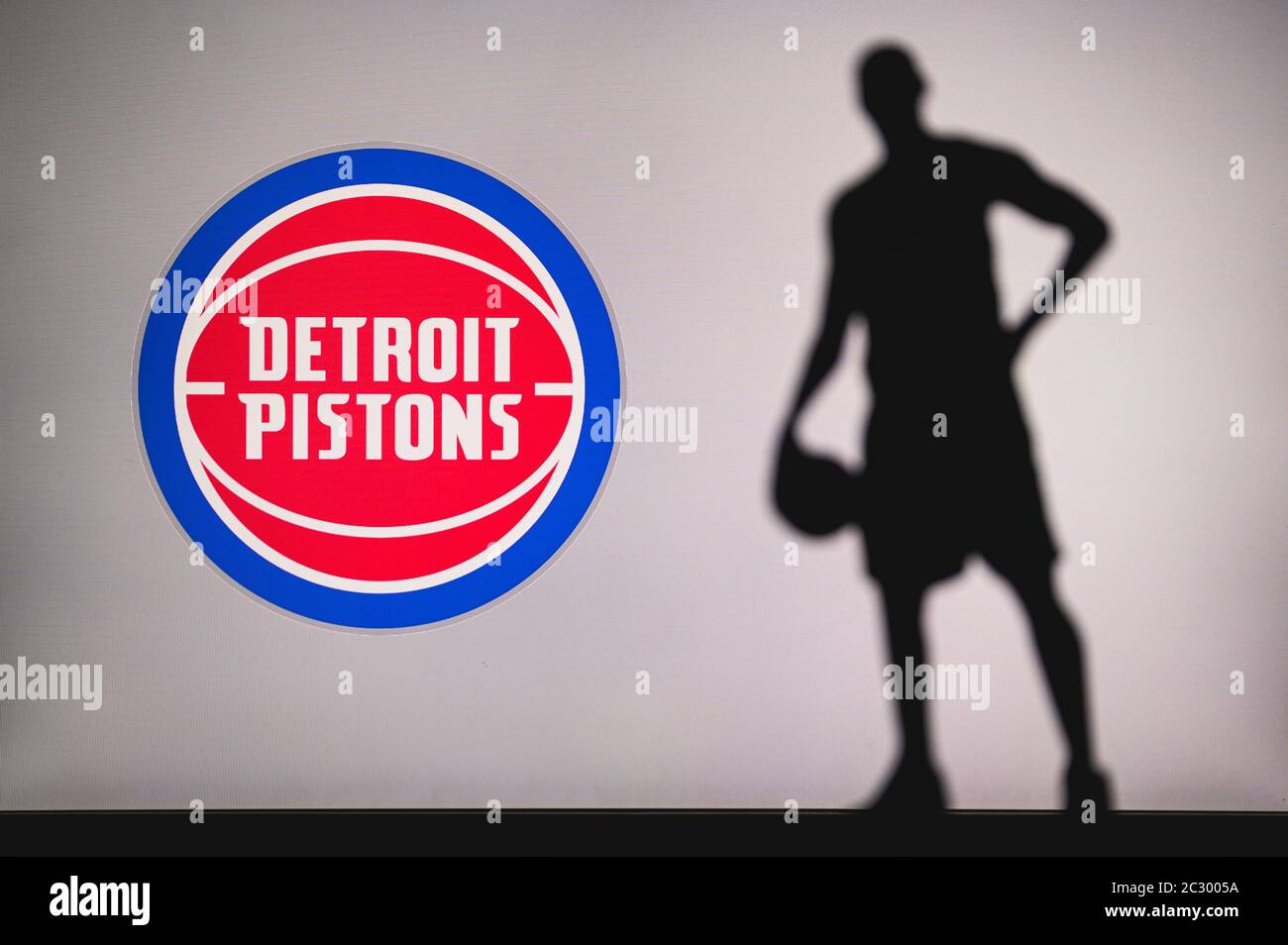 NEW YORK, USA, 18. JUN 2020: Detroit Pistons Logo des professionellen Basketballclubs in der amerikanischen Liga. Silhouette des Basket-Spielers im Vordergrund. Sport Stockfoto