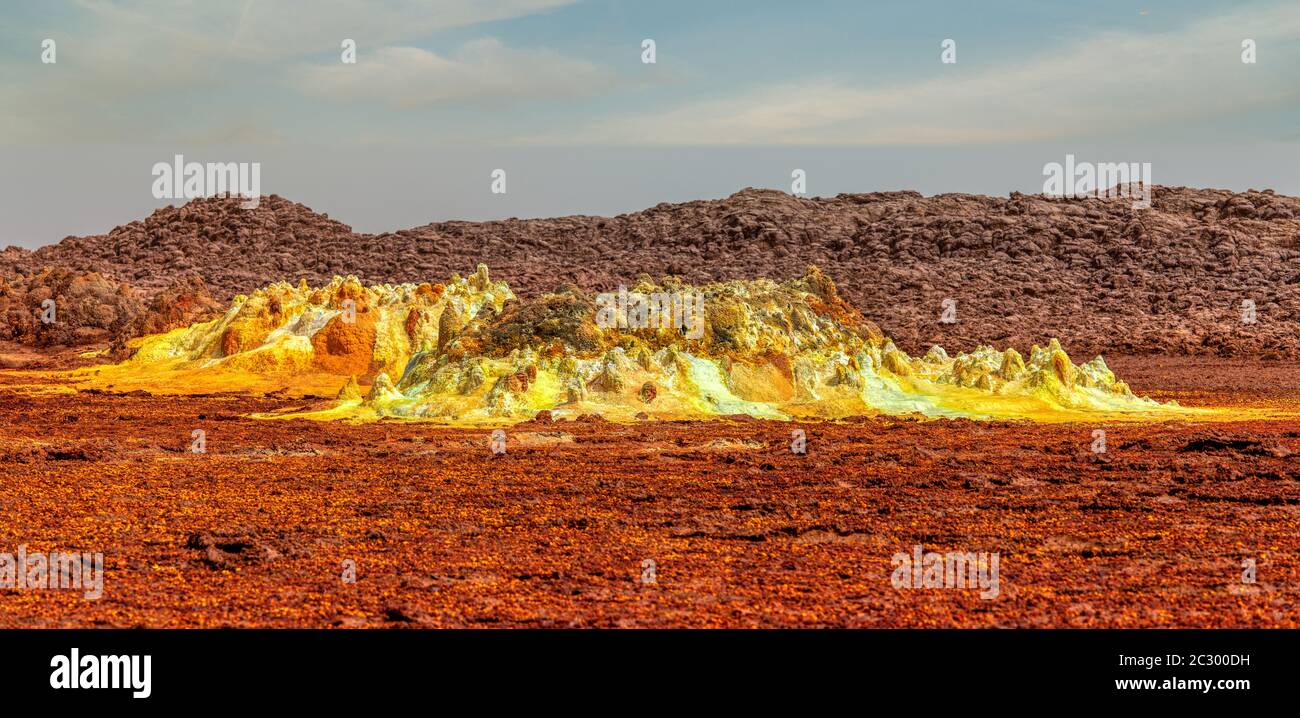 Farbenfrohe, abstrakte apokalyptische Landschaft wie Mondlandschaft des Dallol Lake im Krater des Dallol-Vulkans, Danakil Depression, Äthiopien Stockfoto