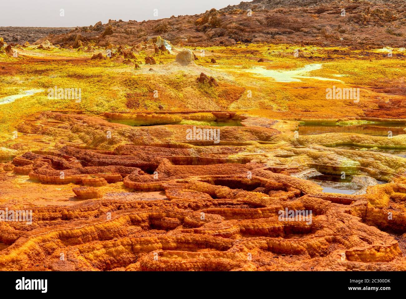 Farbenfrohe, abstrakte apokalyptische Landschaft wie Mondlandschaft des Dallol Lake im Krater des Dallol-Vulkans, Danakil Depression, Äthiopien Stockfoto