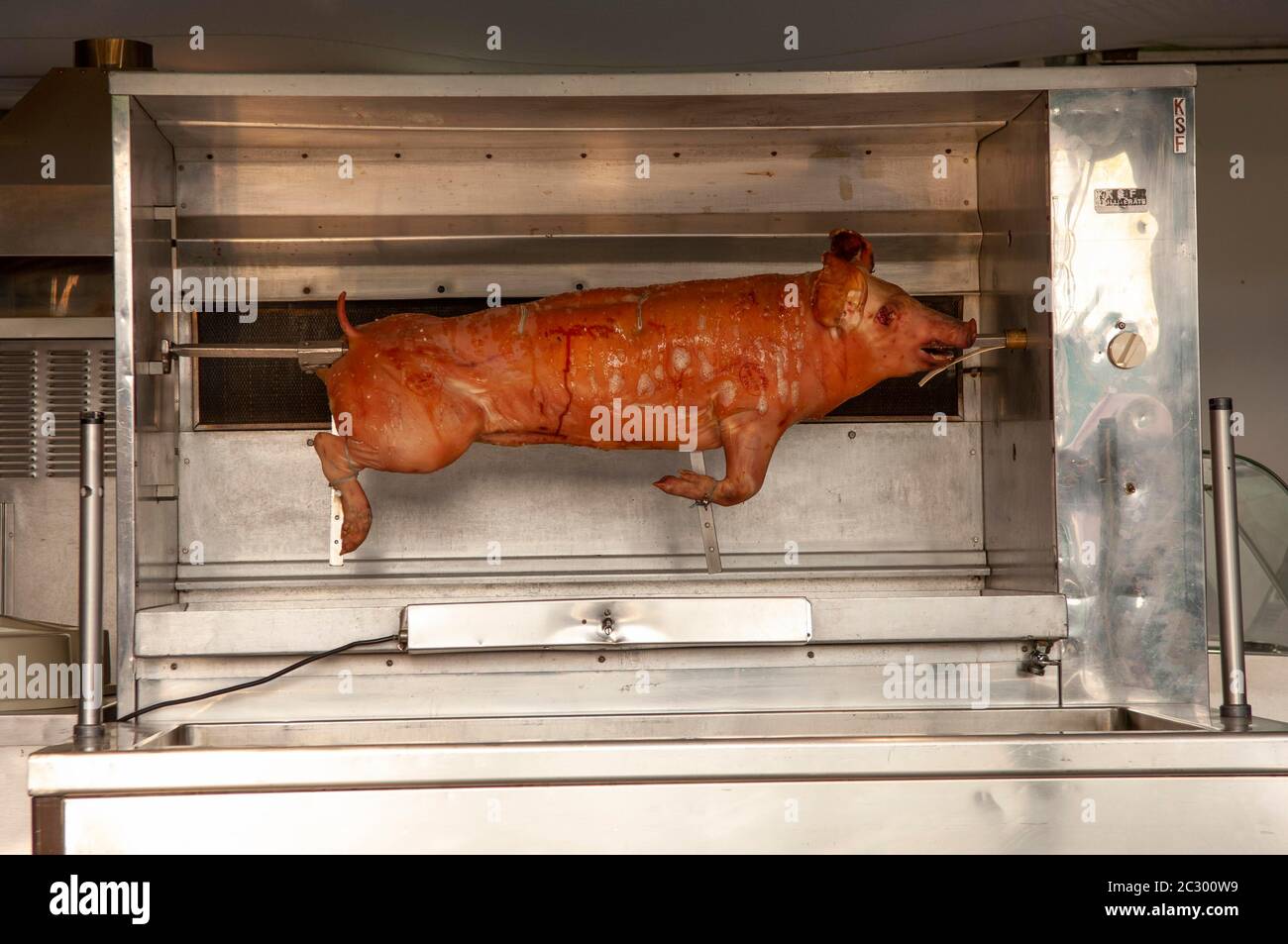 Schwein auf dem Grill saugen, Baden-Württemberg, Deutschland Stockfoto