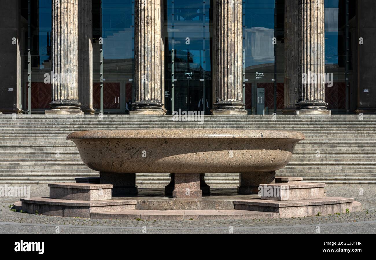 Granitschale im Lustgarten auch Biedermeier-Weltwunder genannt, Berlin, Deutschland Stockfoto