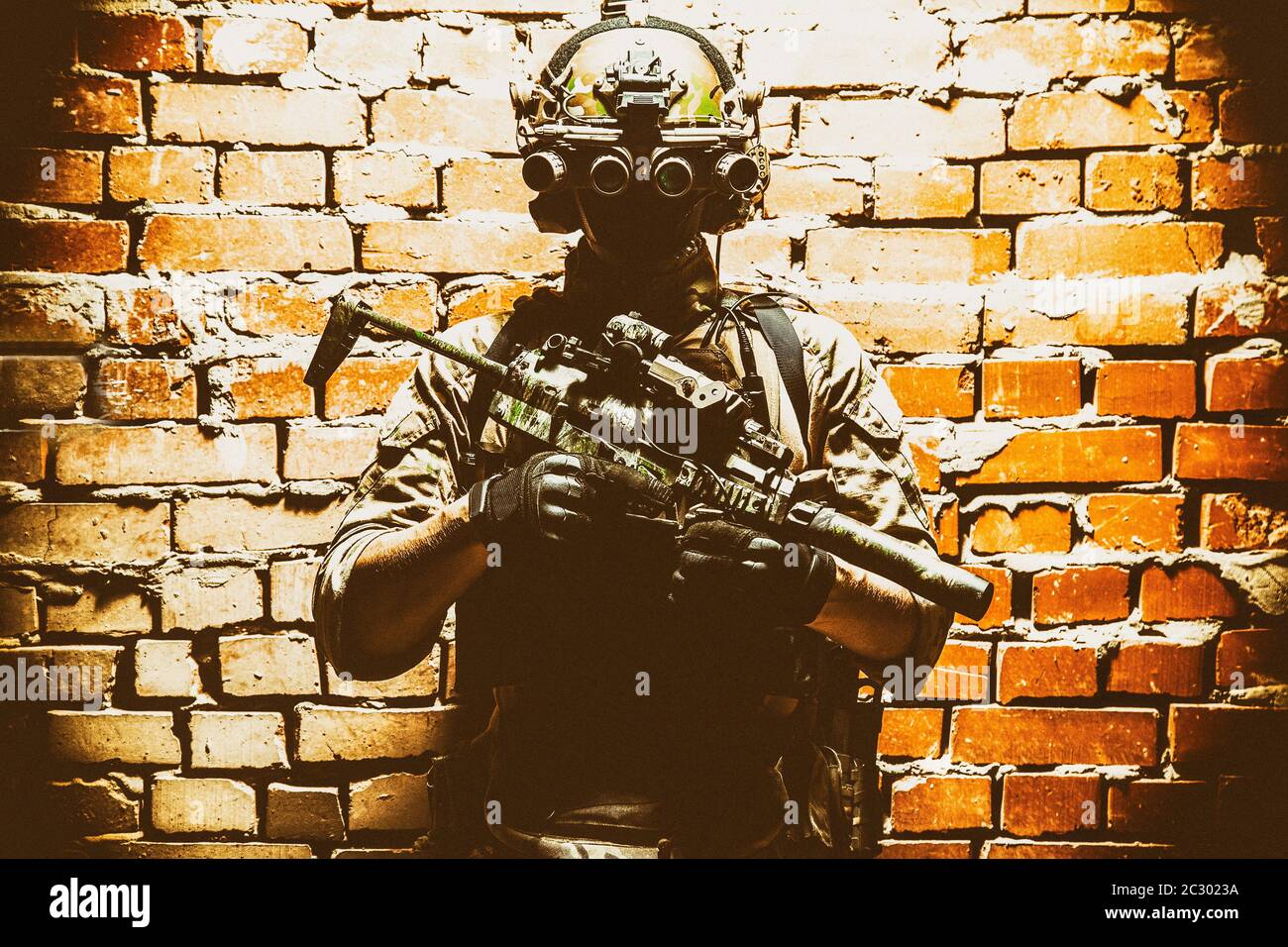 Armee-Spezialeinheiten taktische Gruppenkämpfer in cqb-Mission, mit Radio-Headset, Blick durch vier Linsen Nachtsicht, Wärmebildgerät auf Helm Stockfoto