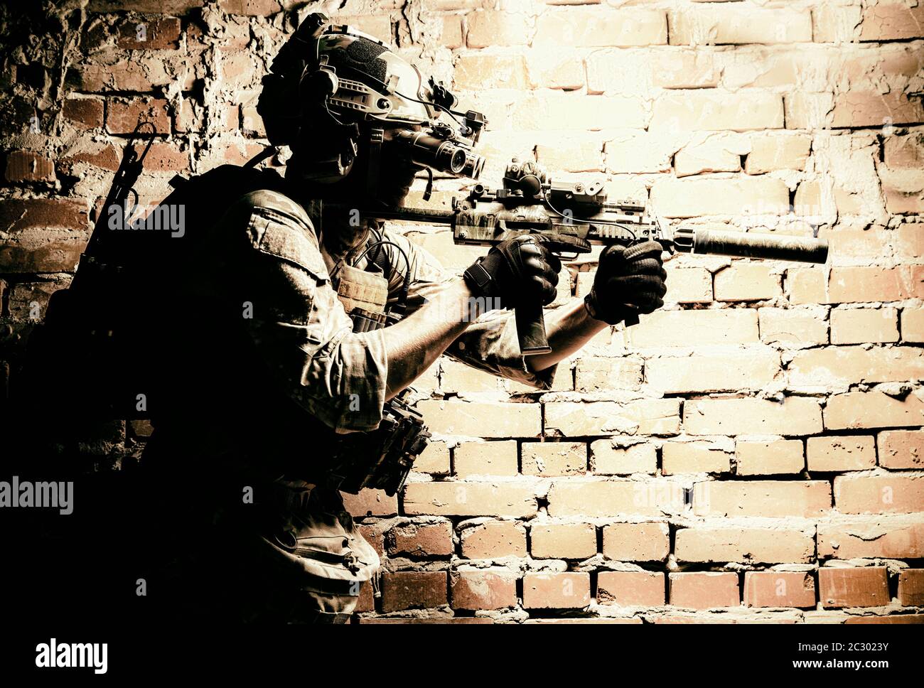 Anti-Terror-Kader Kämpfer, Armee Elite-Kräfte Soldat im Kampf Uniform und taktische Munition, bewaffnete Mini-Maschinenpistole, tragen Nachtsichtgerät dev Stockfoto