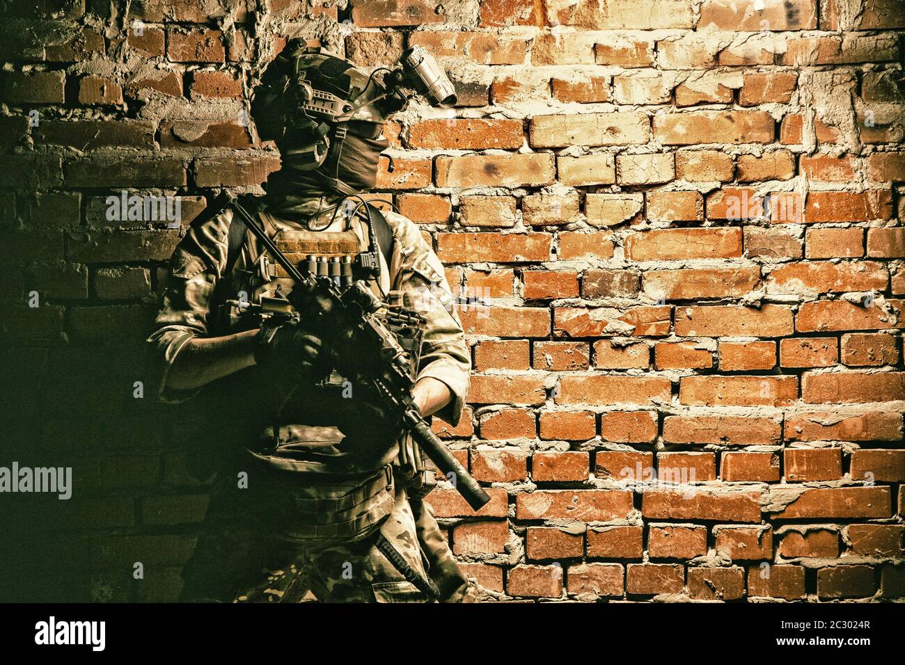 Spezialeinsatzkräfte Soldat, Terrorismusbekämpfung Angriff Team Kämpfer mit Nachtsichtgerät auf Helm und Service Gewehr, Low-Key-Innenschuss br Stockfoto