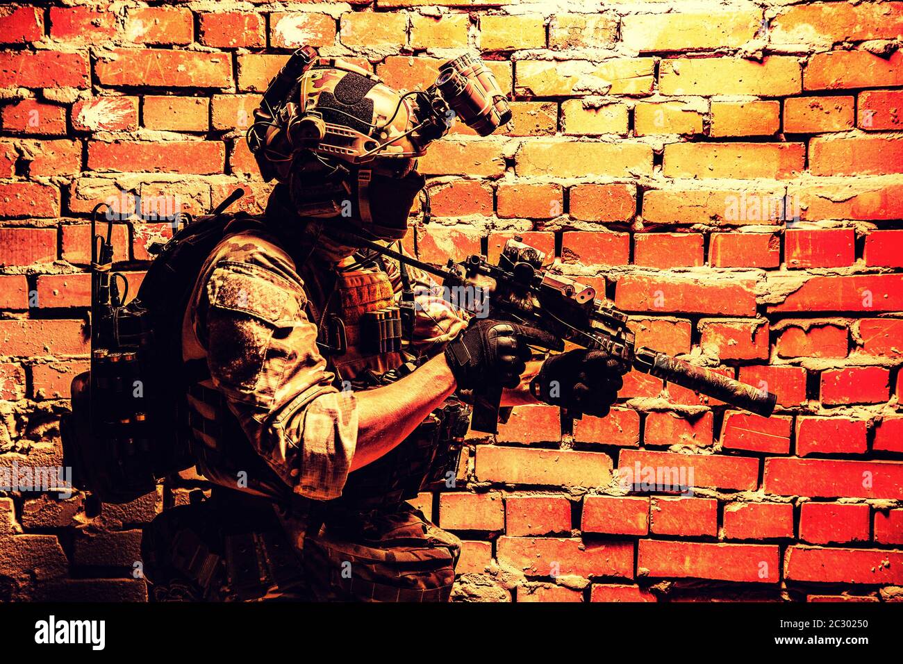 Anti-Terror-Kader Kämpfer, Armee Elite-Kräfte Soldat im Kampf Uniform und taktische Munition, bewaffnete Mini-Maschinenpistole, tragen Nachtsichtgerät dev Stockfoto