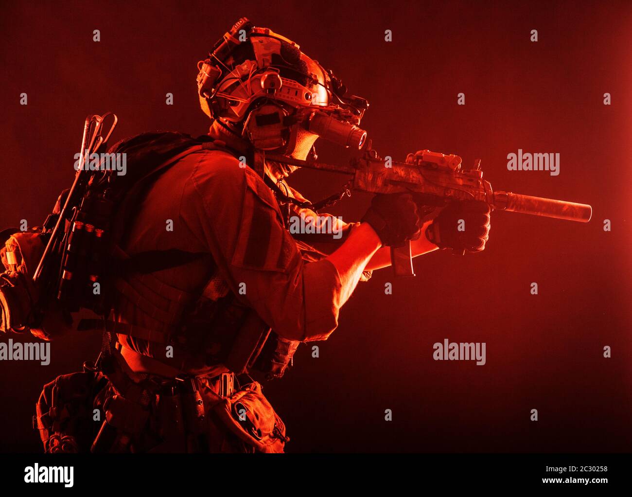 Army Special Operations Soldat, Commando fighter in voller taktischer Munition, Helm mit Radio Headset und Nachtsichtgerät, mit dem Ziel, kurze Lauf Stockfoto