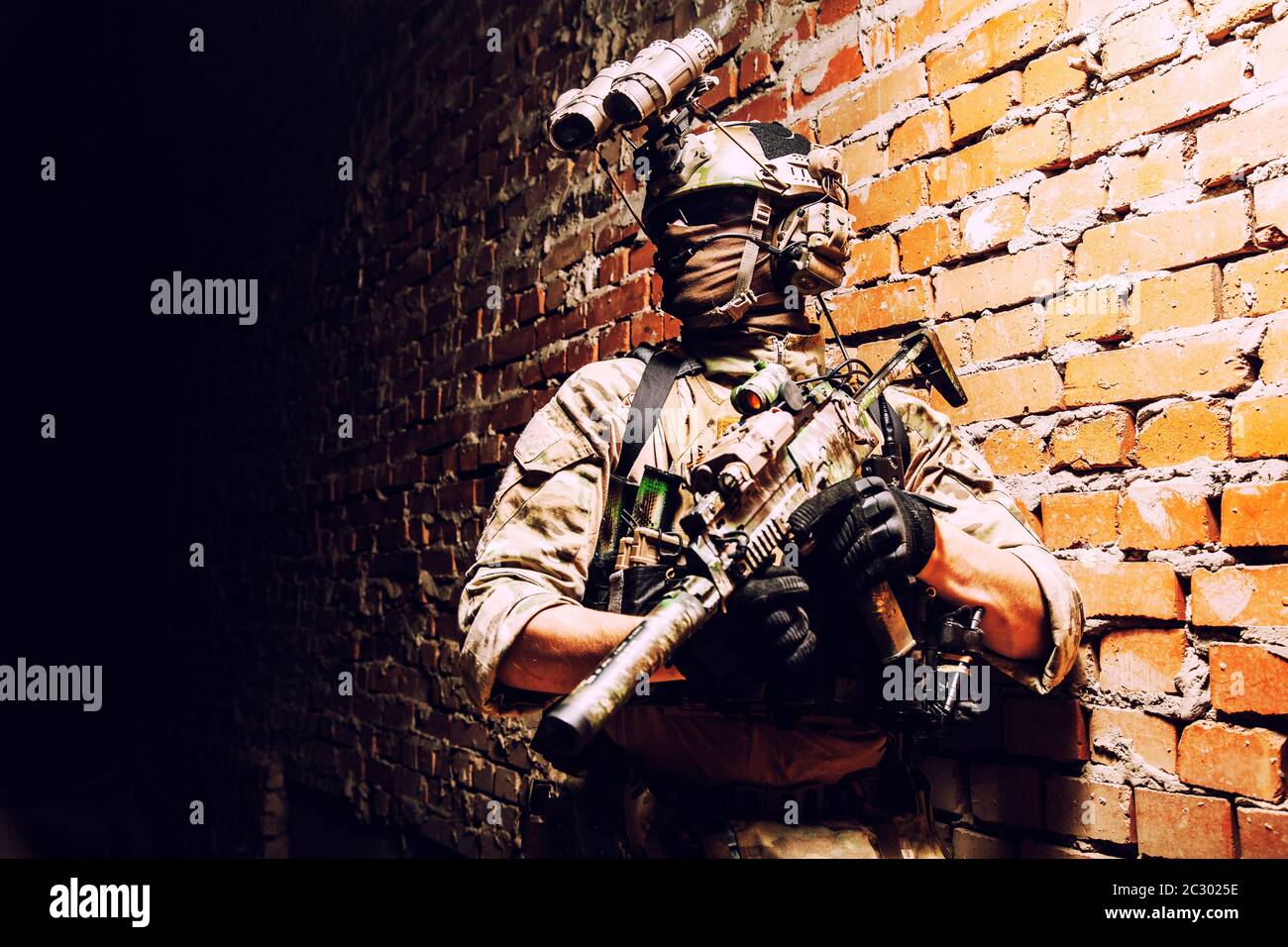 Spezialeinsatzkräfte Soldat, Terrorismusbekämpfung Angriff Team Kämpfer mit Nachtsichtgerät auf Helm und Service Gewehr, Low-Key-Innenschuss br Stockfoto