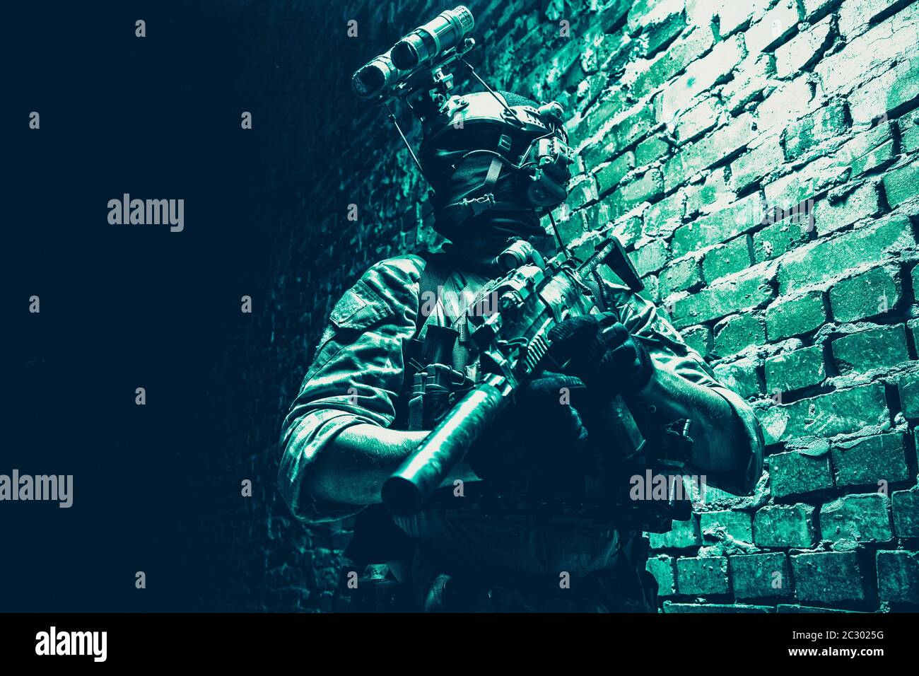Spezialeinsatzkräfte Soldat, Terrorismusbekämpfung Angriff Team Kämpfer mit Nachtsichtgerät auf Helm und Service Gewehr, Low-Key-Innenschuss br Stockfoto