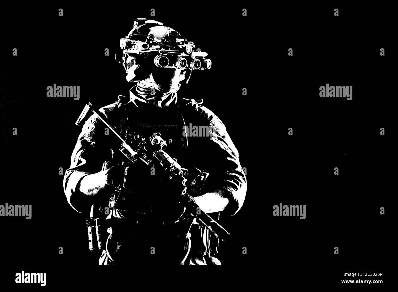 Armee-Elitesoldat mit versteckt hinter Maske und Brille Gesicht, in voller taktischer Munition, ausgestattetes Nachtsichtgerät, Funk-Headset, Blick beiseite, Stockfoto