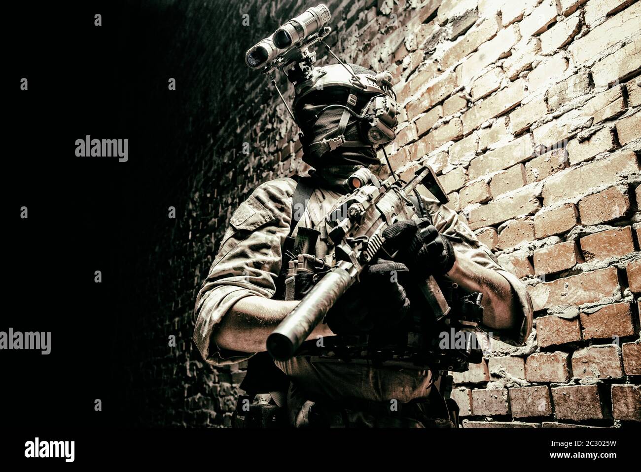 Spezialeinsatzkräfte Soldat, Terrorismusbekämpfung Angriff Team Kämpfer mit Nachtsichtgerät auf Helm und Service Gewehr, Low-Key-Innenschuss br Stockfoto
