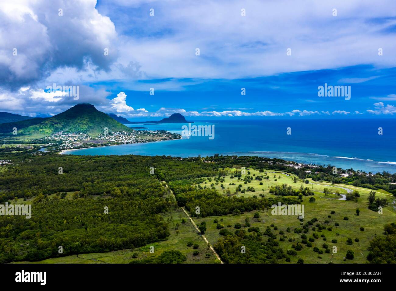 Luftaufnahme, der Strand von Flic en Flac mit Luxushotels und Palmen, hinter dem Berg Tourelle du Tamarin, Mauritius, Afrika Stockfoto