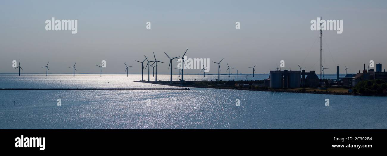 Windturbinen außerhalb des Kopenhagener Hafens, Dänemark Stockfoto