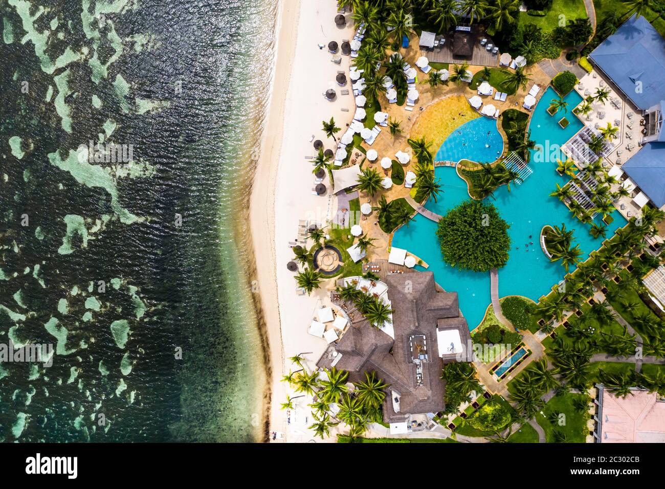 Luftaufnahme, der Strand von Flic en Flac mit dem Luxushotel Sugar Beach Resort & Spa und Palmen, Mauritius, Afrika Stockfoto