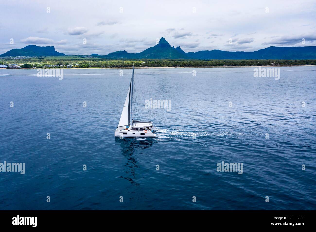 Luftaufnahme, der Strand von Flic en Flac mit Katamaran, Mauritius, Afrika Stockfoto