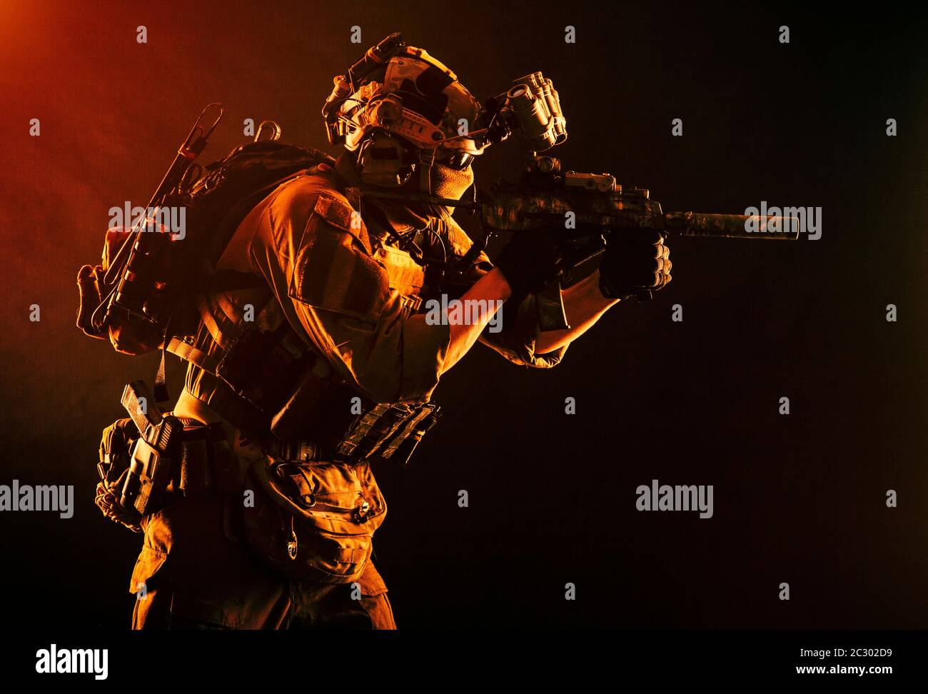Army Special Operations Soldat, Commando fighter in voller taktischer Munition, Helm mit Radio Headset und Nachtsichtgerät, mit dem Ziel, kurze Lauf Stockfoto
