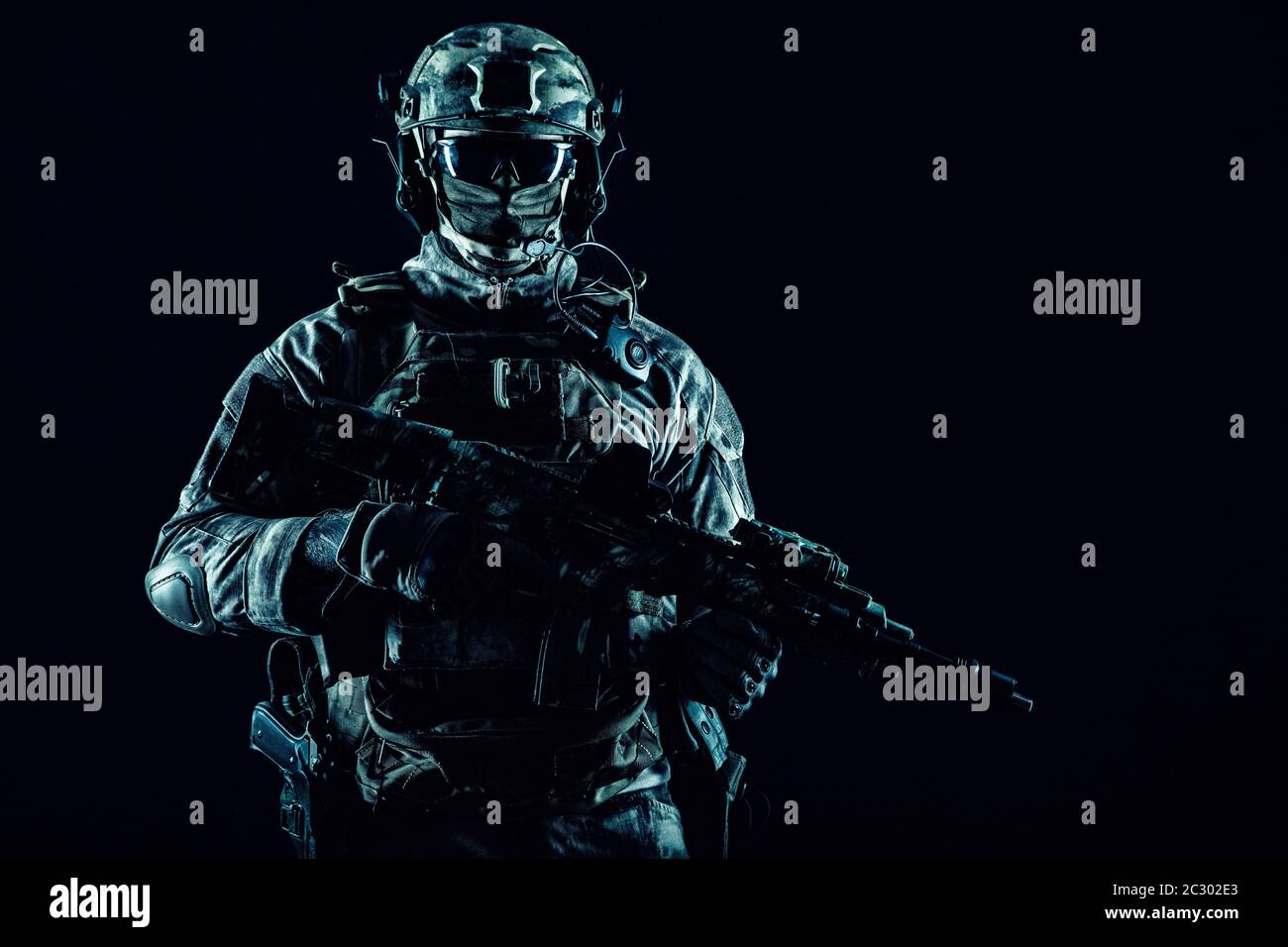 Armee Spezialeinsatzkräfte Soldaten in Maske und Kampfuniform, bewaffnete Untermaschinenpistole, Studio-Porträt mit niedrigem Schlüssel auf schwarzem, Copyspace-Konturschuss Stockfoto