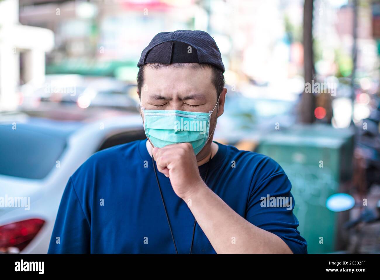 Asian man trägt auf der Straße eine medizinische Maske Stockfoto