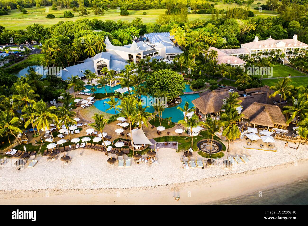 Luftaufnahme, der Strand von Flic en Flac mit dem Luxushotel Sugar Beach & Spa und Palmen, Mauritius, Afrika Stockfoto