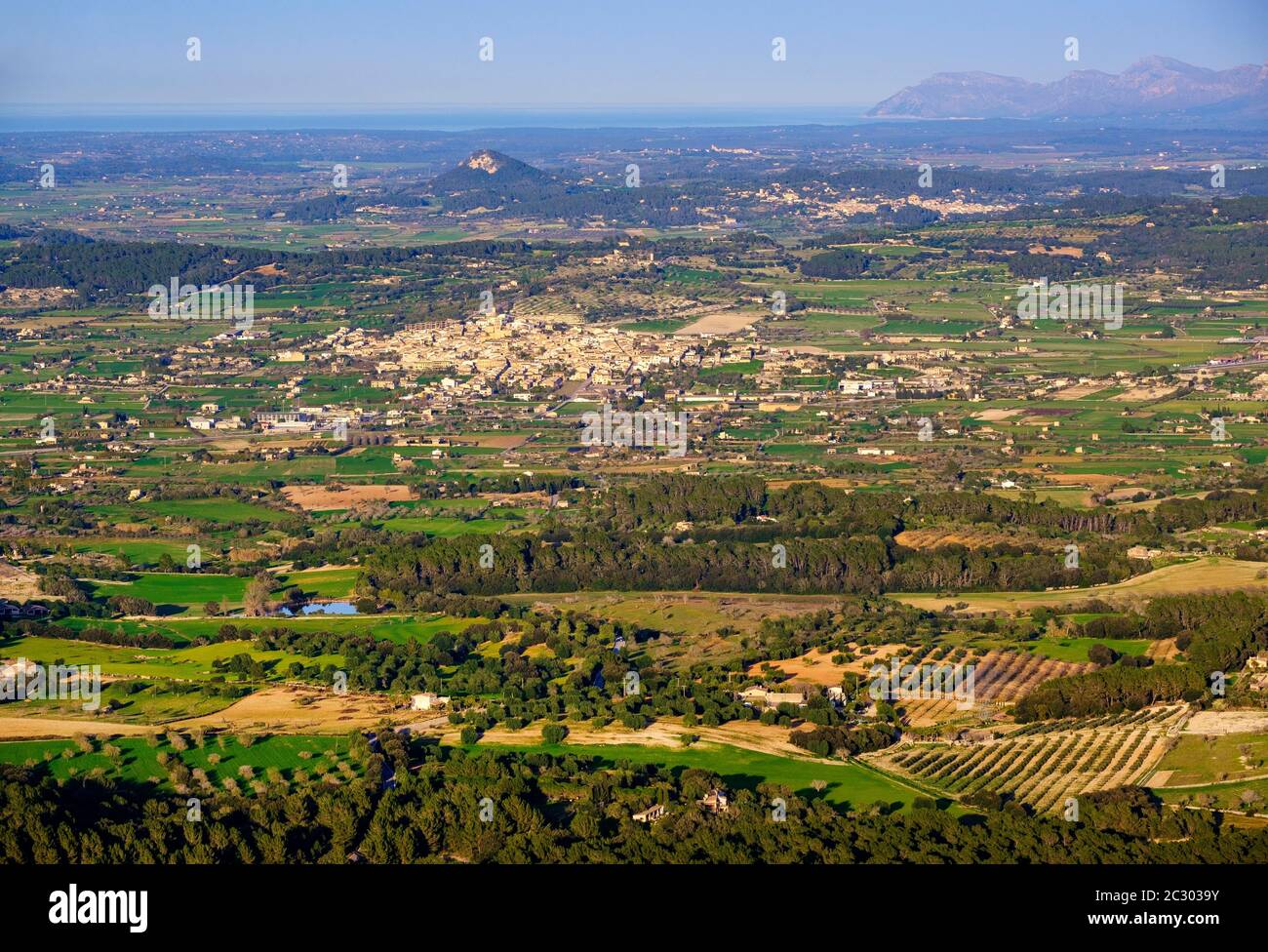 Blick vom Berg Puig de Randa über das Landesinnere der Insel mit dem Dorf Montuiri, Region Pla de Mallorca, Mallorca, Balearen Stockfoto