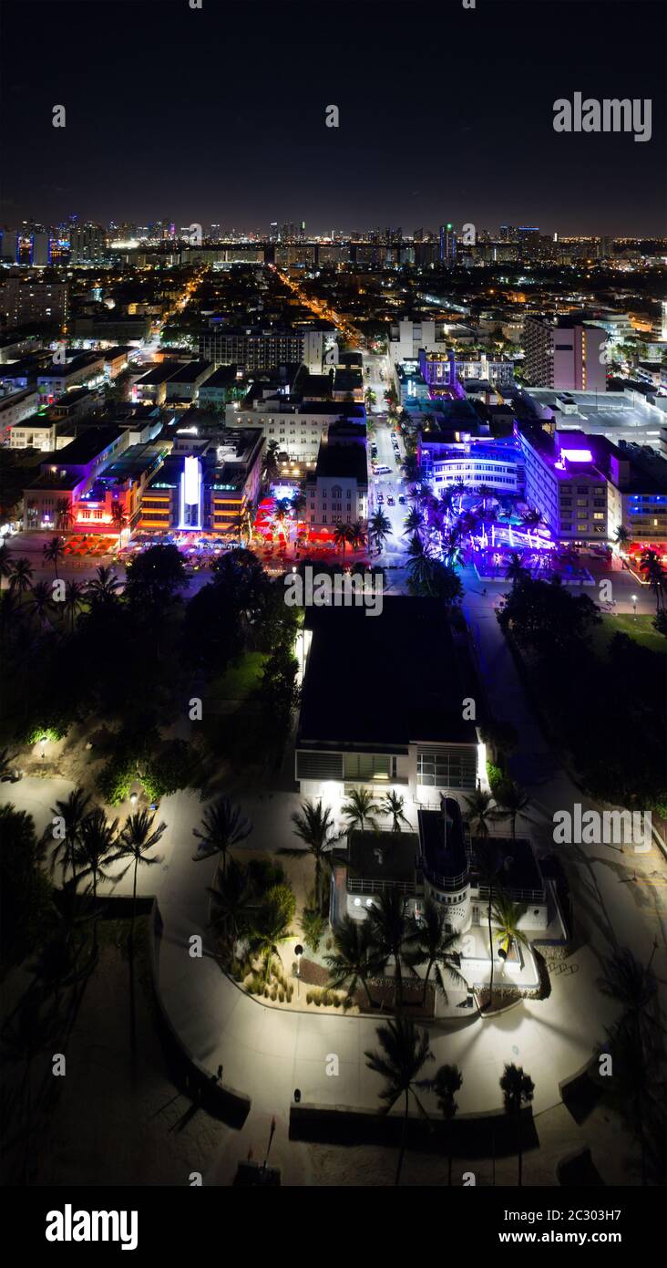 Luftbild Vertikal Miami Beach Ocean Drive Nacht Neonlichter Stockfoto