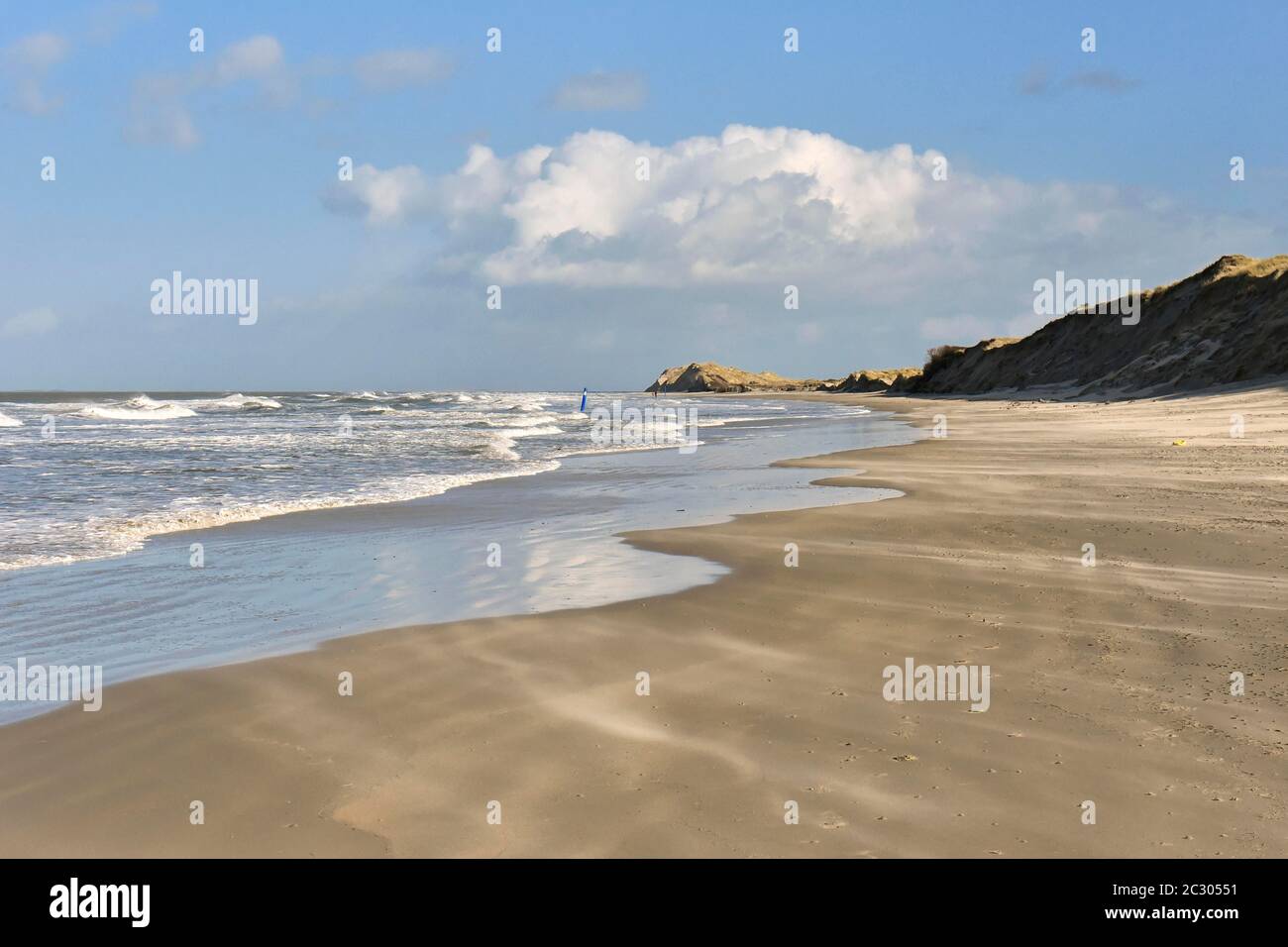 Wasserrand am Strand von Borkum, Ostfriesische Insel, Niedersachsen, Deutschland Stockfoto
