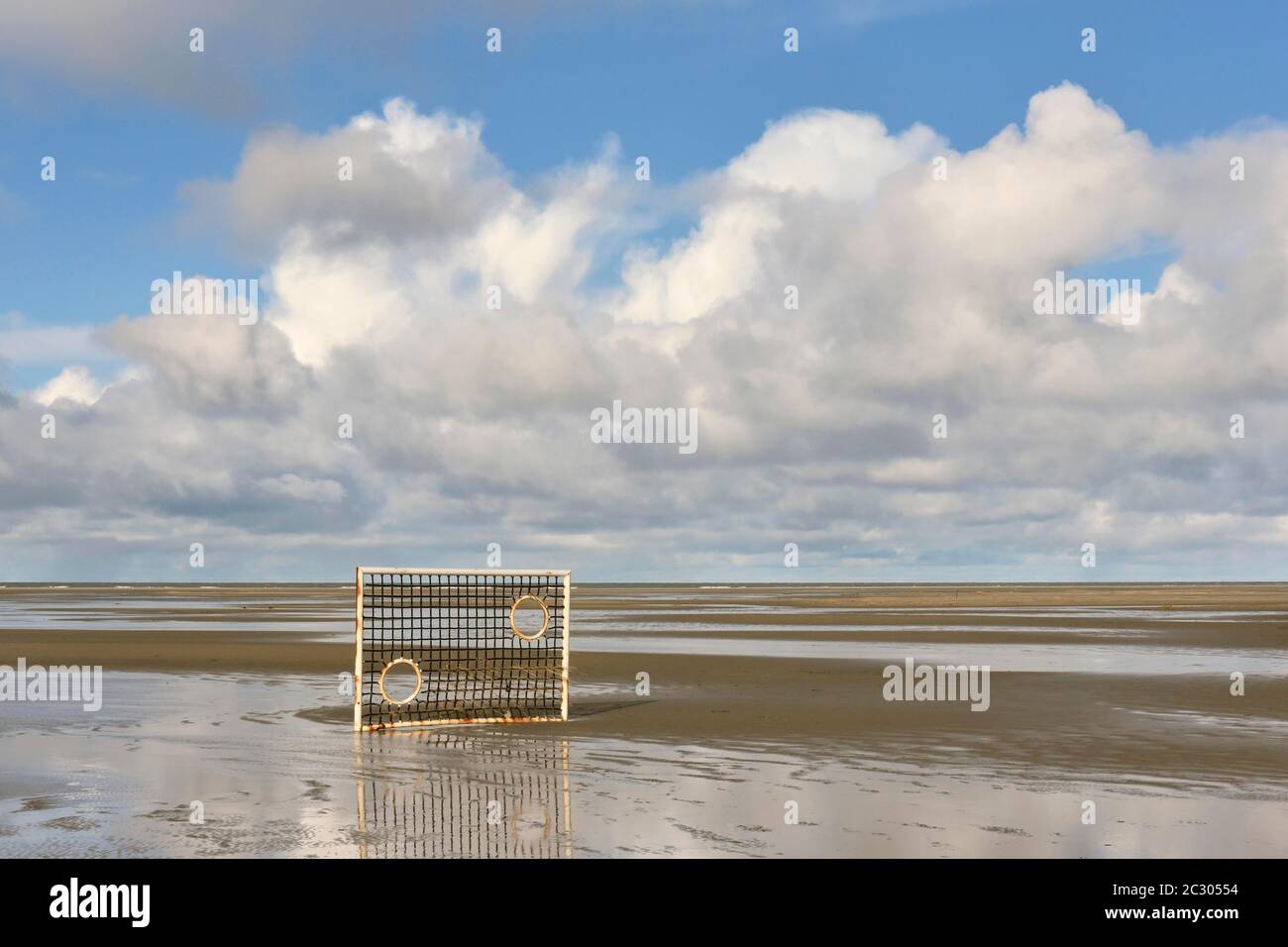 Wasserrand am Strand von Borkum, Ostfriesische Insel, Niedersachsen, Deutschland Stockfoto