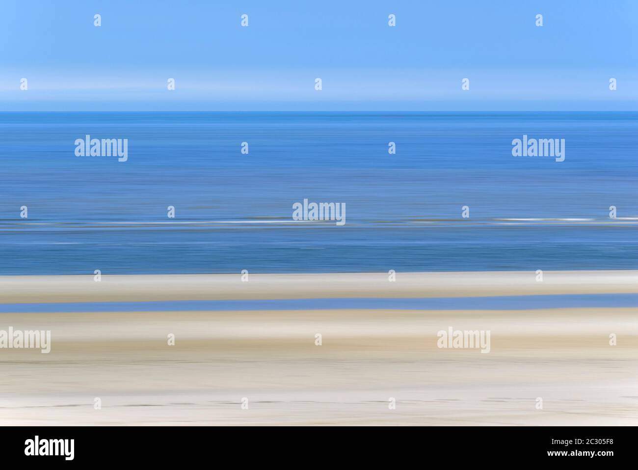 Sandstrand mit einfallenden Wellen und blauem Himmel, Wischen-Effekt, Wangerooge, Ostfriesische Inseln, Nordsee, Niedersachsen, Deutschland Stockfoto