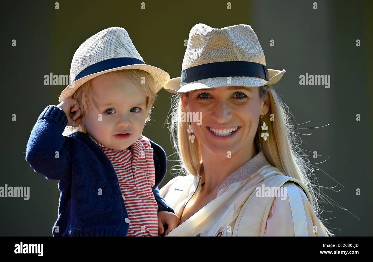 Mutter, die Sohn hält, 19 Monate, in den Armen, beide mit ähnlichem Hut, Stuttgart Baden-Württemberg, Deutschland Stockfoto
