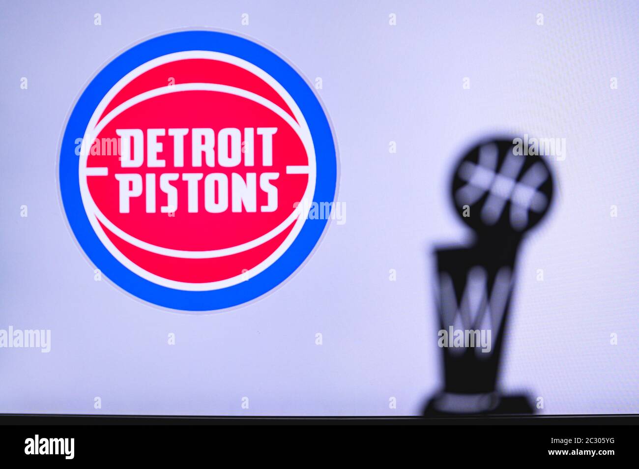 NEW YORK, USA, 18. JUN 2020: Detroit Pistons Basketball Club auf der weißen Leinwand. Silhouette der NBA-Trophäe im Vordergrund. Stockfoto