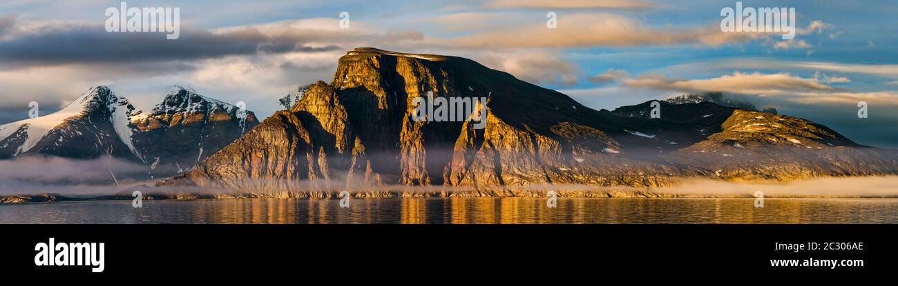 Landschaft mit Bergen an der Küste, Buchan Golf, Baffin Island, Nunavut, Nord-Kanada Stockfoto