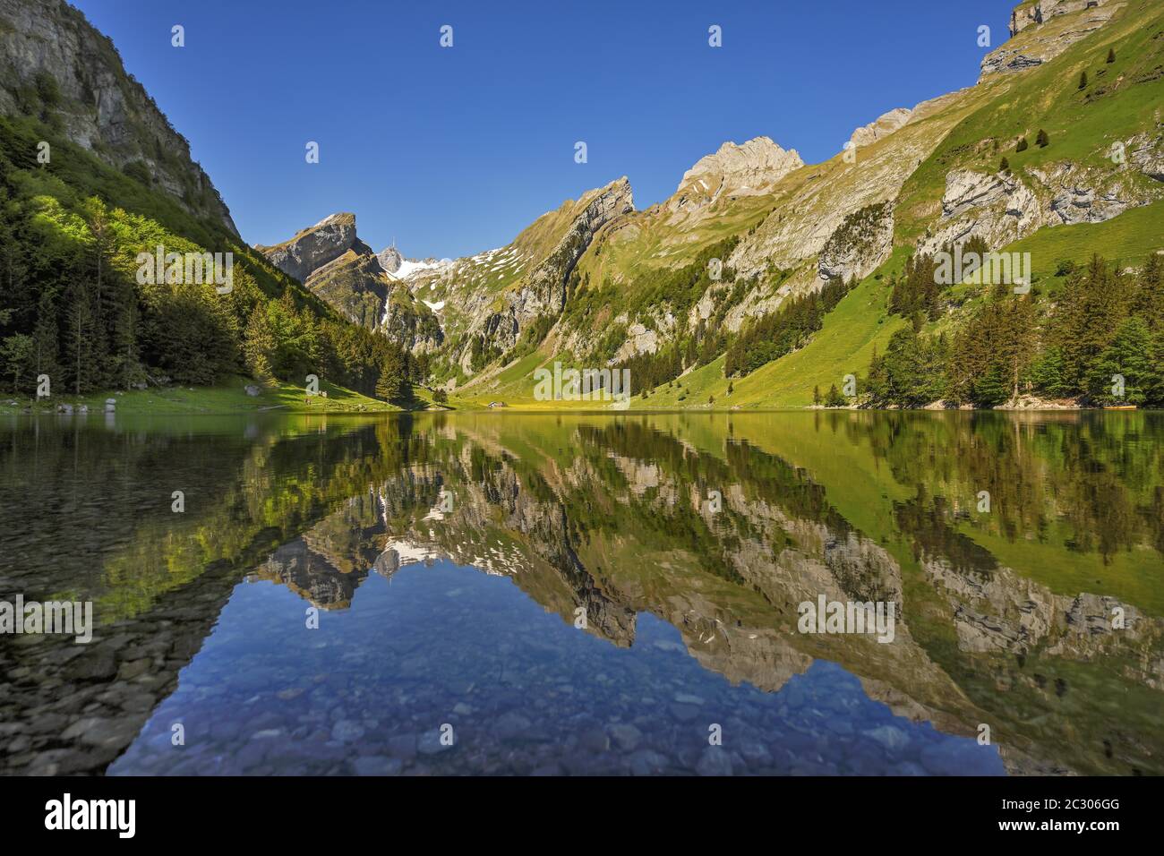 Berge spiegeln sich im Seepsee, hinter dem Saentis, Alpstein, Kanton Appenzell, Schweiz Stockfoto