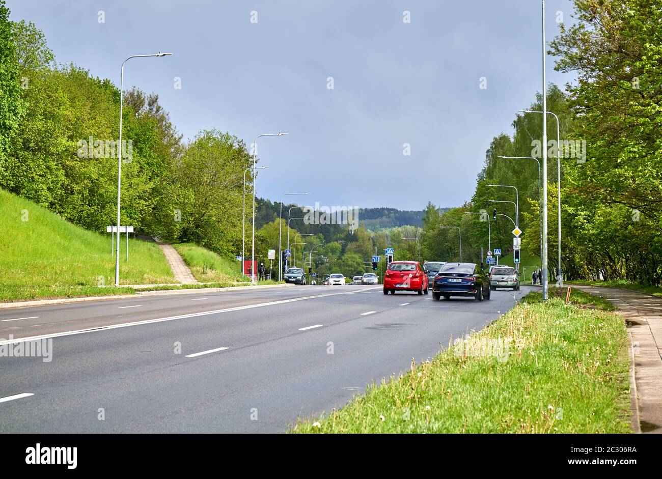 Straße mit dunklen Wolken im Hintergrund Stockfoto