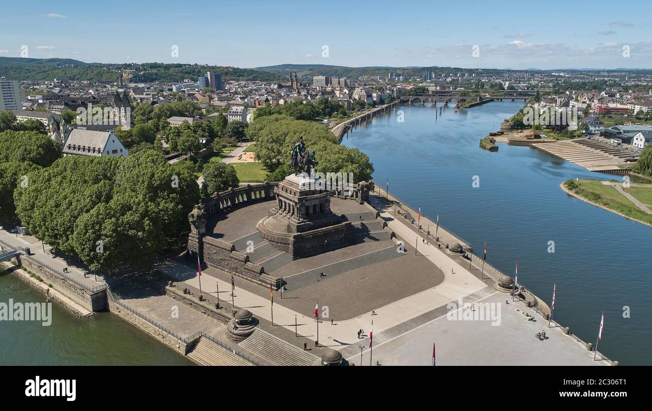 Deutsche Ecke mit der Reiterstatue von Kaiser Wilhelm am Zusammenfluss von Rhein und Mosel in Koblenz, Rheinland-Pfalz Stockfoto