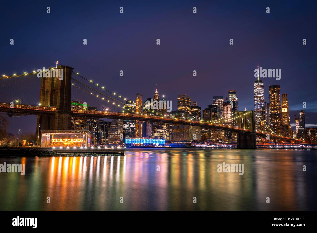 Blick vom Main Street Park bei Nacht über den East River auf die Skyline von Lower Manhattan, Brooklyn Bridge, Dumbo, Downtown Brooklyn, Brooklyn, New Stockfoto