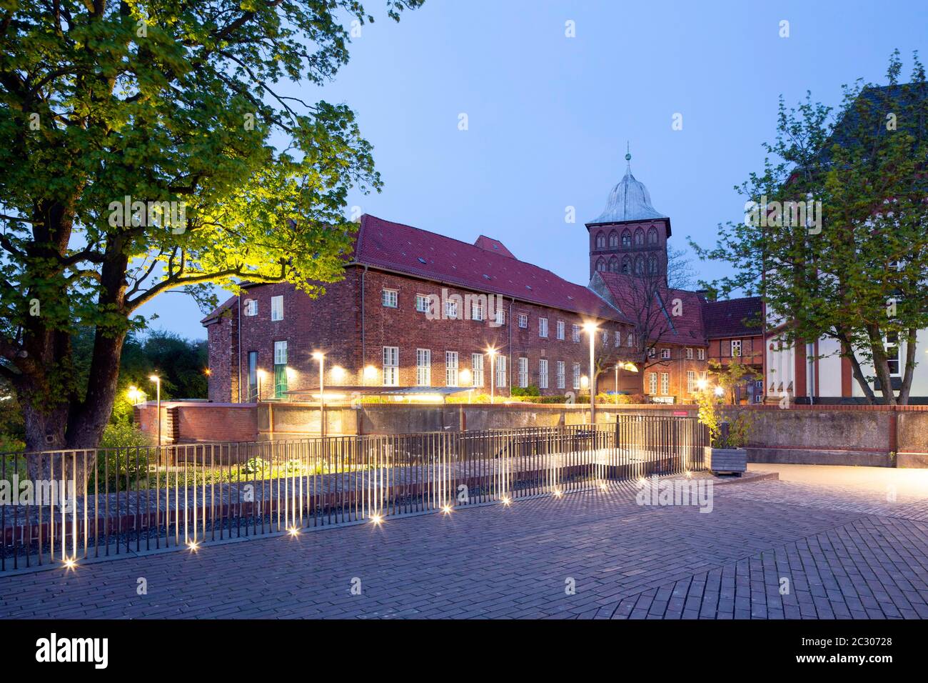 Marstallhof des Burgtors, Teil der Stadtbefestigung Lübeck, heute Jugendzentrum, Lübeck, Schleswig-Holstein, Deutschland Stockfoto