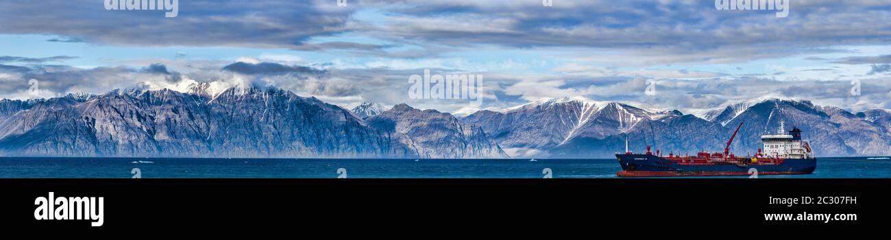 Landschaft mit Blick auf Berge und Schiff, Pond Inlet, Bylot Insel, Nunavut, Kanada Stockfoto