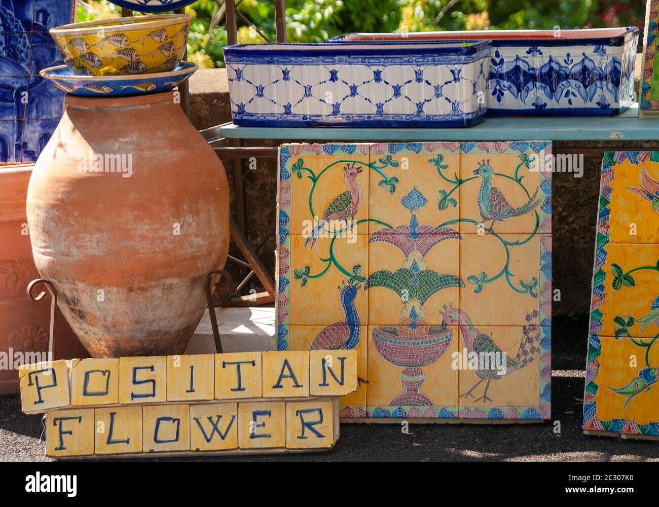 Traditionelle italienische bunte Keramik Garten Tröge und Fliesen Einsätze zusammen mit Terrakotta-Töpfe zum Verkauf im Geschäft in Positano, Amalfiküste, Italien Stockfoto