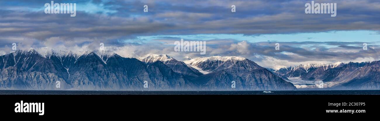 Landschaftlich schöne Aussicht auf die Berge, Pond Inlet, Bylot Insel, Nunavut, Kanada Stockfoto