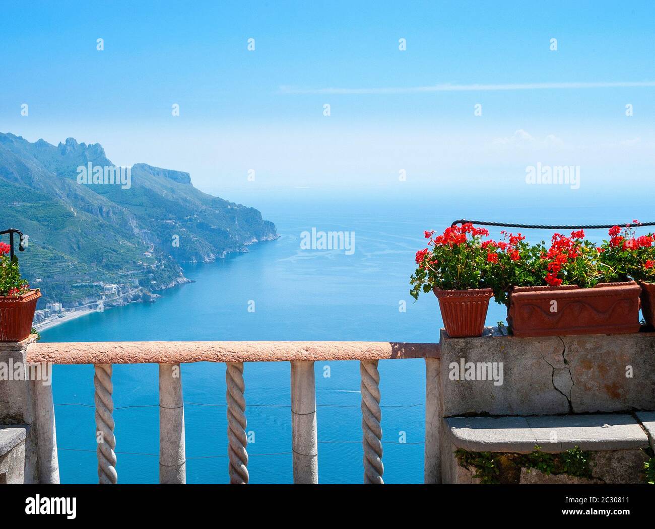 Blick von der Terrasse der Villa Cimbrone mit roten Geranien blüht in Terrakotta-Töpfen mit Blick auf das Tyrrhenische Meer, Ravello, Kampanien, Italien Stockfoto