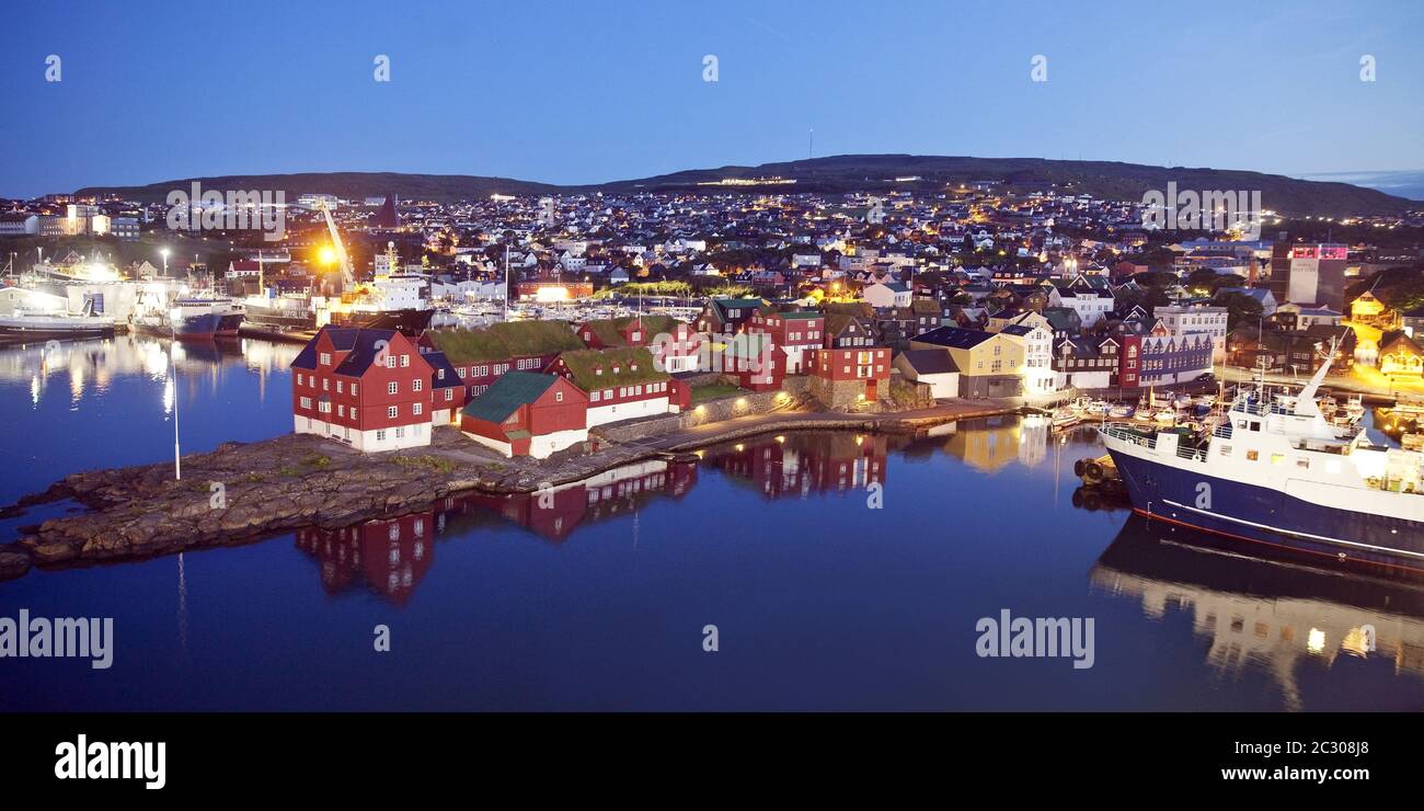 Tinganes am Abend im Hafen der Hauptstadt, Thórshavn, Streymoy, Färöer, Føroyar, Dänemark Stockfoto