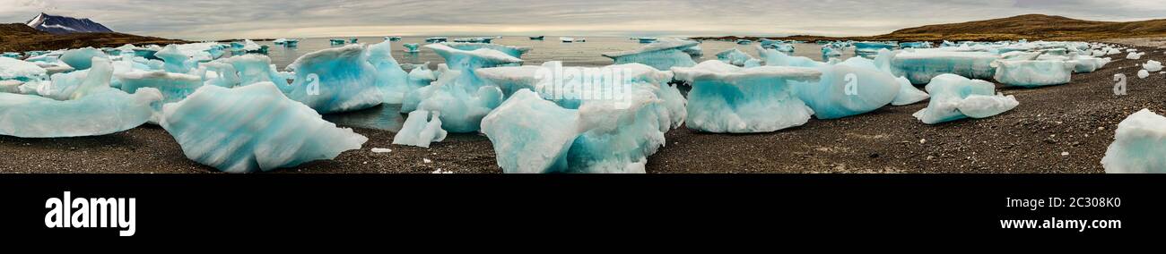 Geerdete Eisberge in Dundas Harbour, Devon Island, Nunavut, Kanada Stockfoto