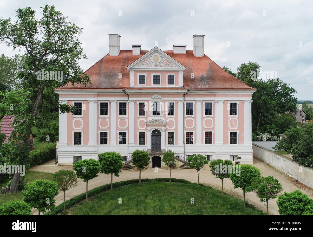 12. Juni 2020, Brandenburg, Groß Rietz: Das Schloss Groß Rietz (Luftaufnahme mit Drohne). "Ich bin nicht der herr des Schlosses, sondern die Kunst", sagt Percy Bongers. Seine Liebe zum Barockschloss Groß Rietz (oder-Spree) begann vor zehn Jahren, als das um 1700 erbaute denkmalgeschützte Herrenhaus noch eine große Baustelle war. Mitte der 1990er Jahre hatte die Brandenburgische Schlösser GmbH das Grundstück mit seiner rosa-weißen façade von der Gemeinde übernommen, um es vor dem weiteren Verfall zu bewahren. Mehr als fünf Millionen Euro flossen in die Restaurierung entsprechend der Erhaltungsordnung. Gleichzeitig wird ein Stockfoto